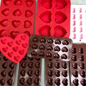 Moule coeur chocolat bonbon silicone lot 9 antiadhésif Wilton cœur à volants SmallMed - Photo 1/12