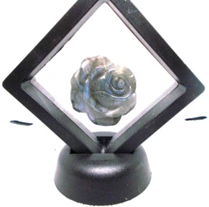 Labradorit blau geschnitzte Rose 1 1/24" im Vitrinenrahmen - Bild 1 von 2