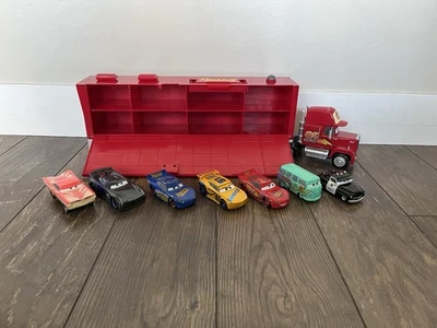 Remolque tractor de 24” de largo con 7 autos Red Mack Truck Hauler de Disney Store Pixar Cars Foto 1 de 4
