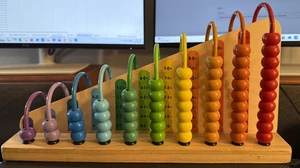 Melissa und Doug Holzabakus mit 55 bunten Perlen für Kinder - kostenloser Versand! - Bild 1 von 3