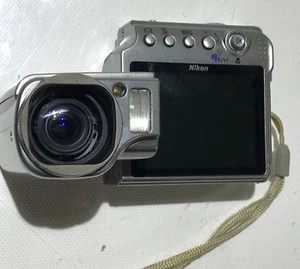Nikon Coolpix S4 6.0MP Digital Camera - Silver *FOR PARTS/REPAIRS - Picture 1 of 8