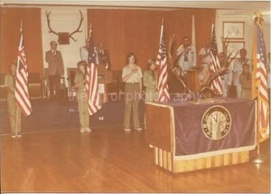 FOTOGRAFÍA ENCONTRADA Color CEREMONIA BANDERA EXPLORADOR American Boys DE COLECCIÓN JD 010 3 U - Imagen 1 de 1