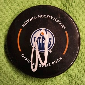 CONNOR McDAVID Signed Autographed Edmonton OILERS Official Game Puck - Picture 1 of 1