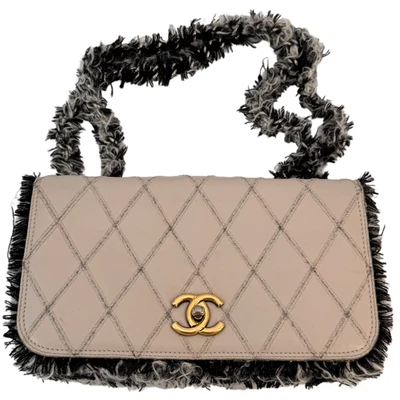 Couro bege claro Chanel com detalhes em franjas pretas e cinza dourado duplo C - Imagem 1 de 4