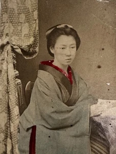 JAPANESE MEIJI MAIKO (TRAINING GEISHA) CARTE DE VISITE; LATE 19th CENTURY - Picture 1 of 4