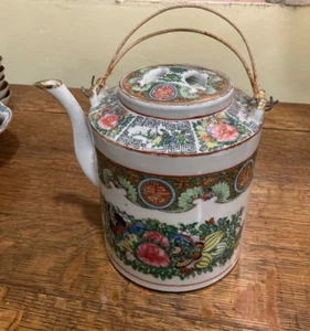 Vintage Chinese Export Famille Rose Medallion Tea Pot - Picture 1 of 4