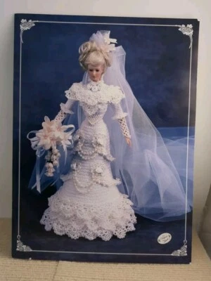 "Vestido de boneca de noiva 1996" Annie's Attic folheto de crochê #7105 para boneca da moda 111/2" - Imagem 1 de 4