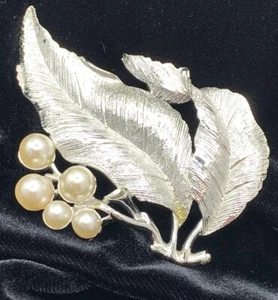 Vintage Sarah Coventry Brosche Anstecknadel SIGNIERT 5 Kunstperlen Blätter silberfarben 3 Zoll gebraucht, in einwandfreiem Zustand - Bild 1 von 10