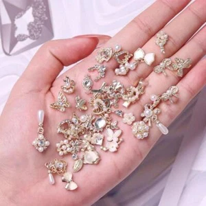 50 Stck. Zufällige Mischung 3D Legierung Nail Art Charms Hängende Kristalle Glänzende Strasssteine Edelsteine - Bild 1 von 23