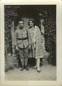 ALTES FOTO - VINTAGE SNAPSHOT - LIEBESPAAR SOLDAT MODE - LOVERS FASHION - Bild 1 von 1