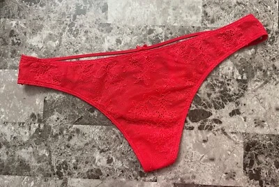 NUEVO CON ETIQUETAS BRAGAS TANGA VICTORIA'S SECRET GRANDES DE ENCAJE ROJO CON TIRAS RARAS CUERDA EN V Foto 1 de 3