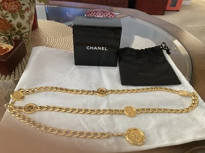Cinto de corrente folheado a ouro vintage CHANEL CC Medallion Pre-Loved - Imagem 1 de 3