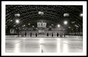 Tarjeta postal publicada vintage de Carman Manitoba Arena Canadá 1951 Ed Belfour - Imagen 1 de 2