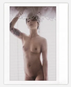 Kunst Pinup Model Cheyanne Instax breiter Fotodruck, hochwertig signiert vom Künstler - Bild 1 von 1