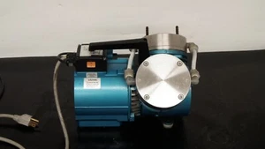 KNF Neuberger Membran-Vakuumpumpe Modell UN035.1.2 STP, geprüft! - Bild 1 von 6