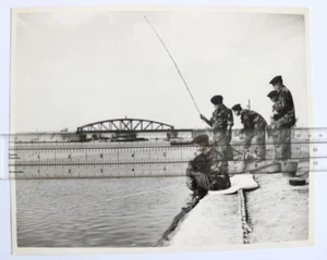 SUEZ CRISIS 1956 Press Photo, Keystone TERRY FINCHER French Paras Fishing - Bild 1 von 2