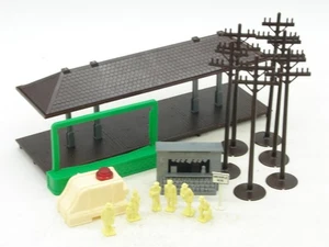 Marx O Gauge Accessory Lot 17 Pc Platform, News Stand, Figures, Bumper, Poles VG - Picture 1 of 14