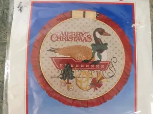 Nuevo en paquete fuera de imprenta 1987 Dimensiones 12" ARO DE HERENCIA DE GANSO DE NAVIDAD Kit de punto de cruz - Imagen 1 de 1
