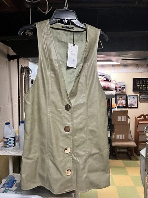Vestido falda con delantal de cuero sintético verde de Zara talla XS Foto 1 de 4