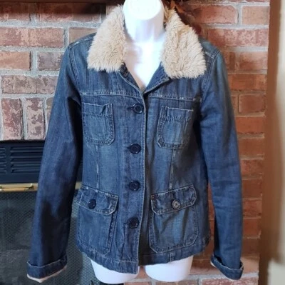 Chaqueta vaquera acolchada forrada de piel Abercrombie Foto 1 de 4