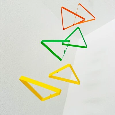 Tri-Tone Harmony Mobile: una vibrante decoración colgante naranja, verde y amarillo Foto 1 de 4