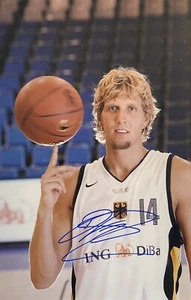 Dirk Nowitzki signiert Großfoto original Unterschrift Signatur Autogramm (30) - Bild 1 von 4