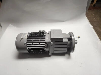 Lenze Gear Motor 230/400 V @ 50hz-460 V @ 60hz .68 kw/.9hp GST04-2MVLC-071C42 - Image 1 of 4