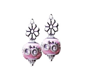 Pendientes, cuentas rosa estilo cachemira con gota pequeña plateada, con clip o perforado - Imagen 1 de 3