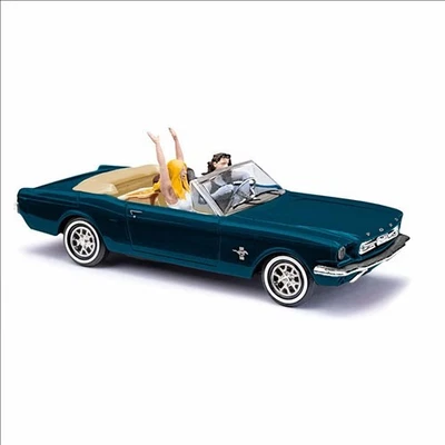 Busch 1:87 H0 47528 Ford Mustang Cabrio Fahrerinnen USA 1964 NEU OVP - Bild 1 von 3