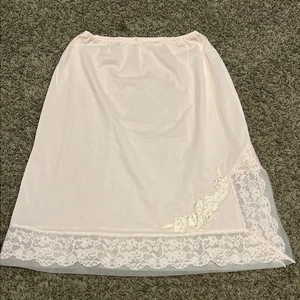 ๐ Vintage Pink Half Slip Skirt Lace Trim Small S A49 - Picture 1 of 4