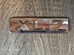 Insignia de logotipo de guardabarros lateral emblema Suzuki XL-7 1999-2005 OEM - Imagen 1 de 2