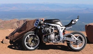 UNIDAD DE ASIENTO PLANO RÉPLICA GUY MARTIN, PIKES PEAK, STREET TRACKER - Imagen 1 de 7