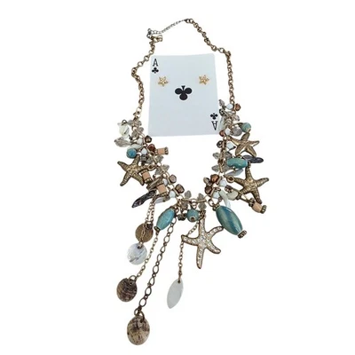 Conjunto de collar colgante tono dorado multi hilos y pendientes con con concha de estrella de mar de playa Foto 1 de 4