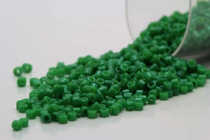 Cuentas de semillas verdes opacas Miyuki Delicas 11/0 DB-655 - Imagen 1 de 2
