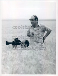 1975 Press Photo Charles Kuralt & Cameraman Deep in Wheat Field 1970s - Picture 1 of 2