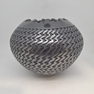 Mata Ortiz Keramik von Master Potter Mariano Quezada.  5" hoch / 6,5" breit  - Bild 1 von 9