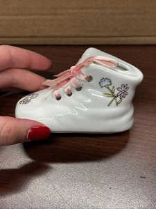 Vintage Porzellan Baby Schuh Bootie mit rosa Schnürsenkeln Top Zustand Deko - Bild 1 von 7