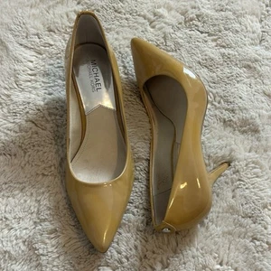Michael Kors Patent Leather Heels 8 Pumps Stilettos Nude Tan Beige - Picture 1 of 13