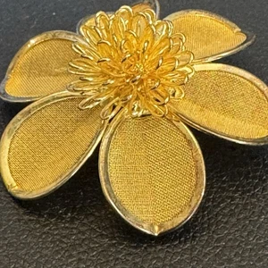 Spilla vintage in maglia tono oro con fiori 2" - Foto 1 di 5