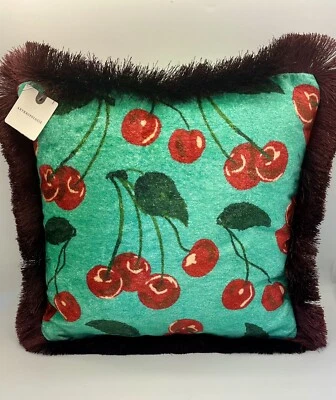 Almohada Anthropologie Maeve Le Petit - Estampado de cereza con flecos Foto 1 de 2