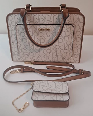 Bolso de mano mediano para mujer Calvin Klein color caqui vainilla dorado y monedero a juego Foto 1 de 4