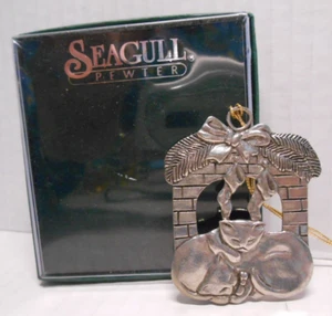 Seagull Pewter Christmas Ornament SLEEPING KITTENS CATS Fireplace Canada Vintage - Imagen 1 de 5