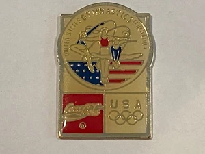 1996 Atlanta Olympic Game Emaille Pin Coca-Cola Coke US Gymnastics Federation - Bild 1 von 2