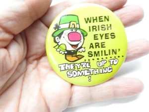 Prendedor vintage When Irish Eyes Are Smilin They're Up To Something del día de San Patricio - Imagen 1 de 4