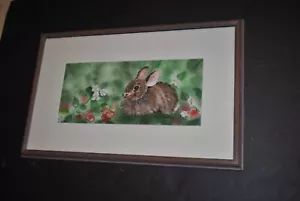 Arte enmarcado LTD FAY FERRARO pintado a mano liebre conejo en fresas acuarela - Imagen 1 de 6