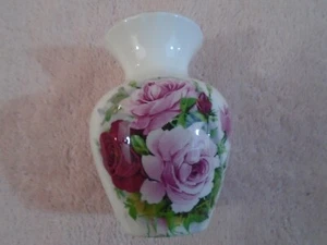 Southfields Mini Bud Vase Fine Bone China with Gold Trim Made in England - Picture 1 of 4