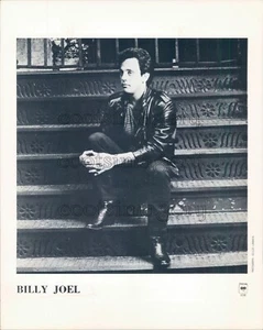 1983 Press Photo Pop Music Legend Billy Joel as An Innocent Man 1980s - Picture 1 of 2
