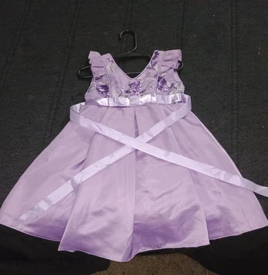 2 vestidos morados a juego para niña. Con lentejuelas moradas talla 4 y 5 Foto 1 de 4