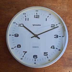 Vintage Newlec wall clock, Quartz, Battery operated GWO - Picture 1 of 7