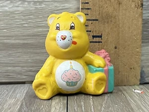Vintage 1983 AGC Care Bear Geburtstagsbär mit Geschenk Cupcake Kuchen Topper - Bild 1 von 3